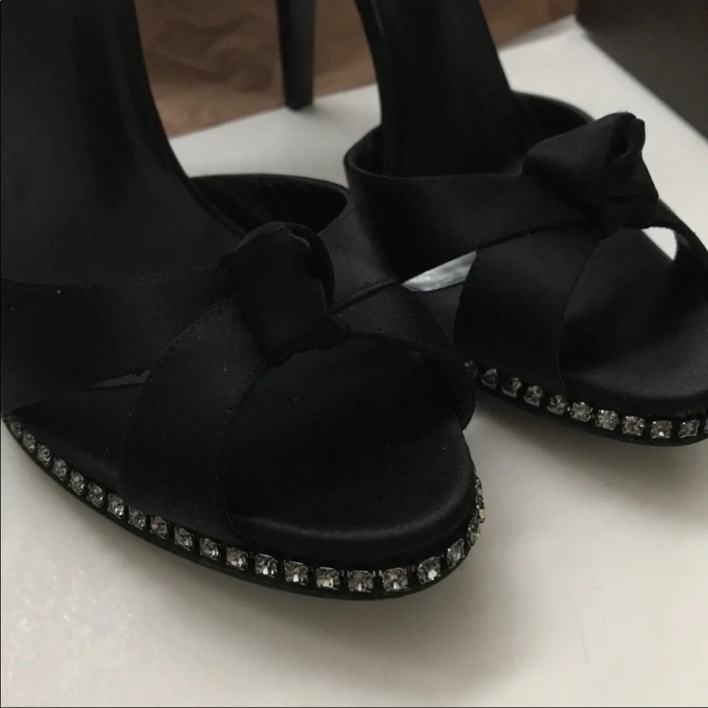 Gucci crystal pumps